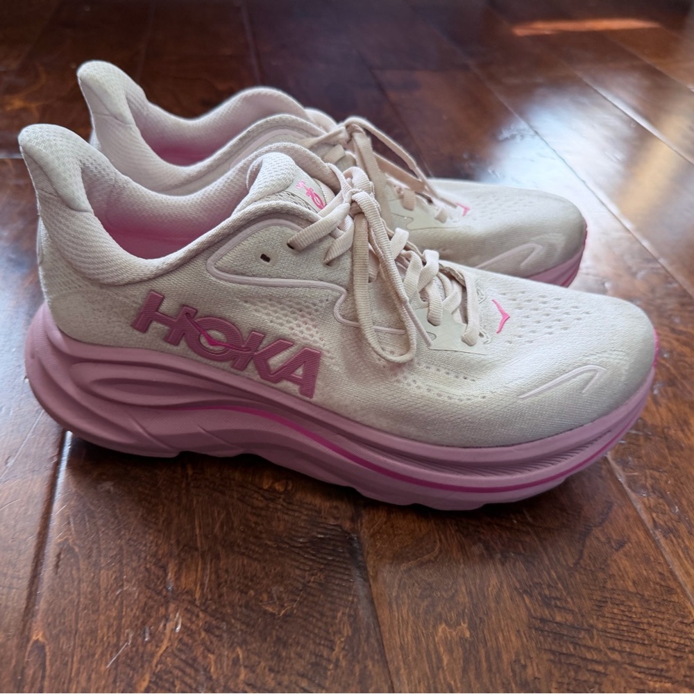 Women Hoka Clifton 10 size 9.5